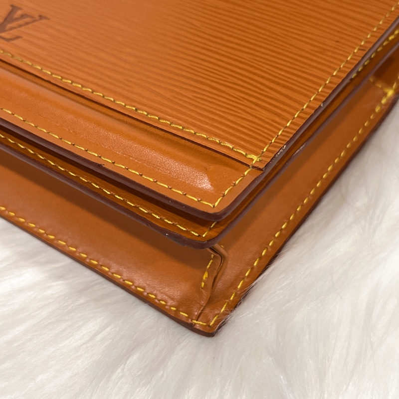 LOUIS VUITTON LV 茶色EPI手拿包/腰包-3