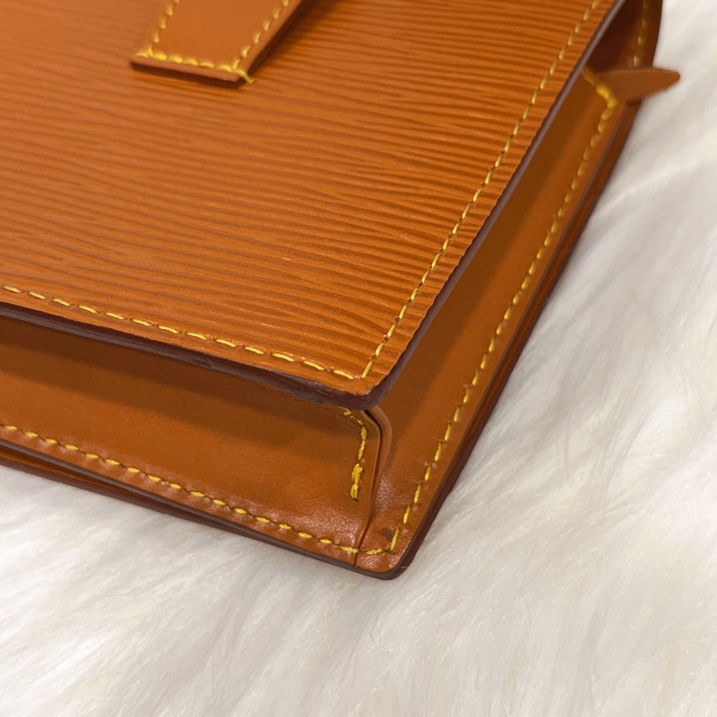 LOUIS VUITTON LV 茶色EPI手拿包/腰包-5