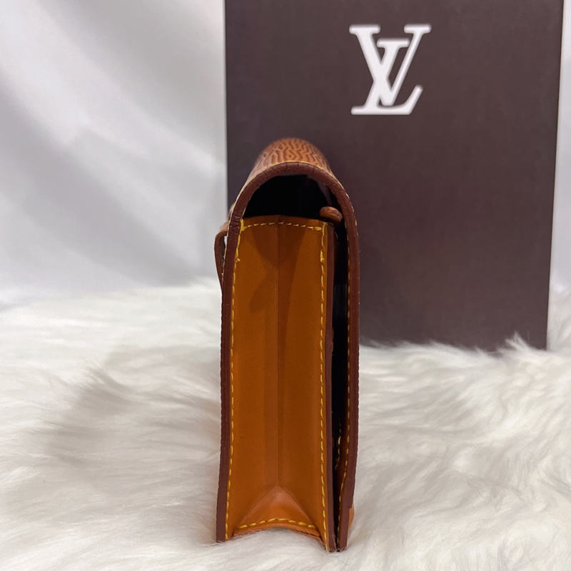 LOUIS VUITTON LV 茶色EPI手拿包/腰包-8