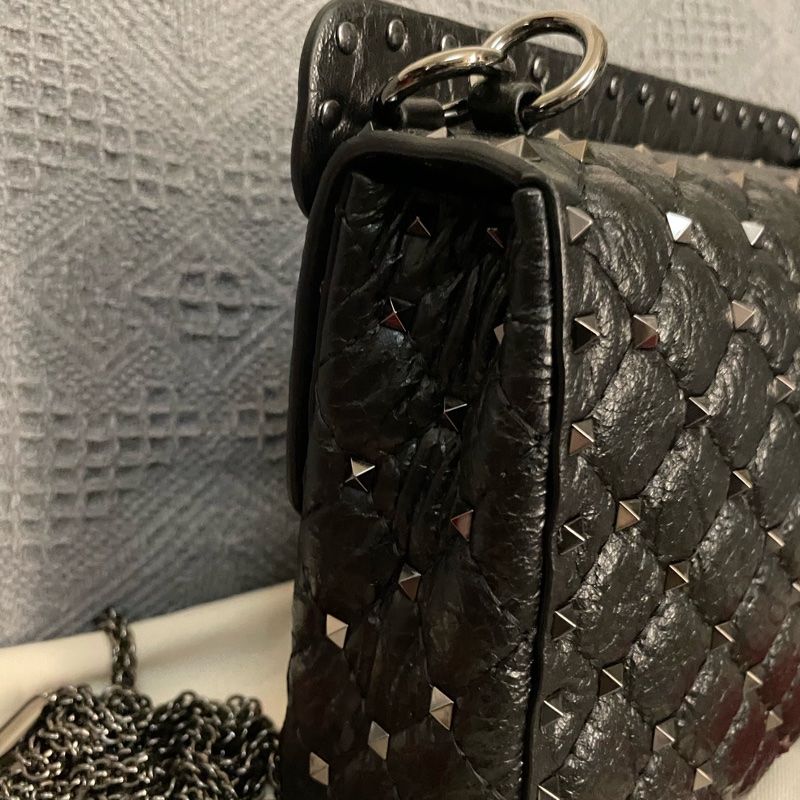 VALENTINO Rockstud Spike 絎縫羊皮菱格鉚釘兩用搖滾包中型-1