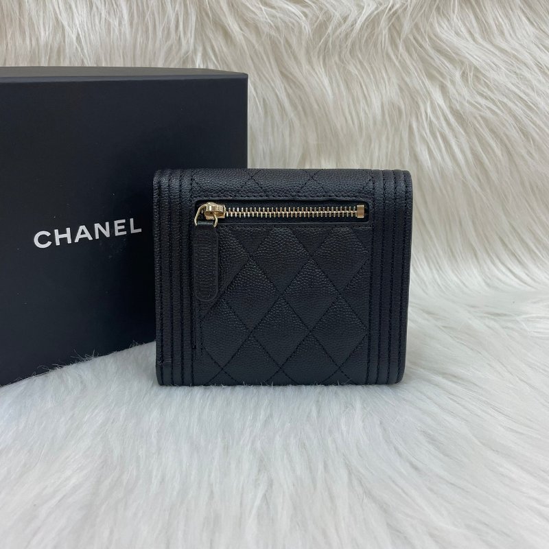 Chanel A80734黑金荔枝皮Boy口蓋三折短夾-1