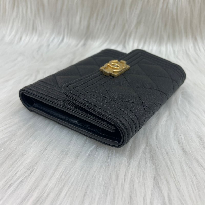 Chanel A80734黑金荔枝皮Boy口蓋三折短夾-2