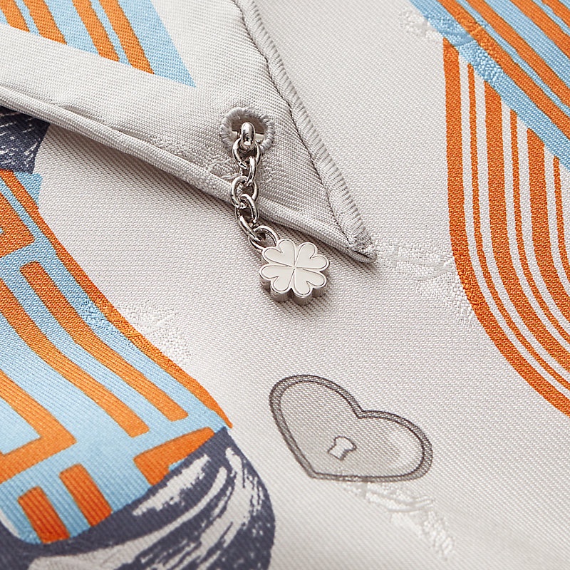 Hermes Garde-Robe Pop charm triangle 70 三角絲巾-1