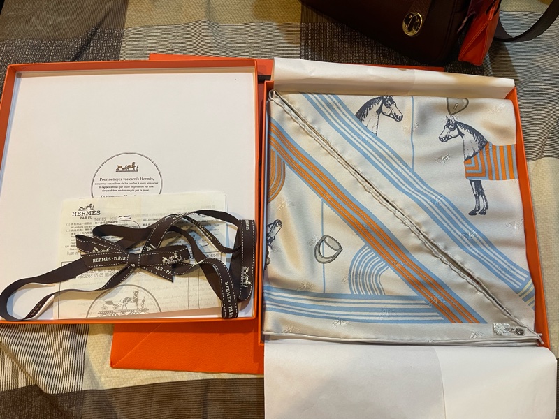 Hermes Garde-Robe Pop charm triangle 70 三角絲巾-4