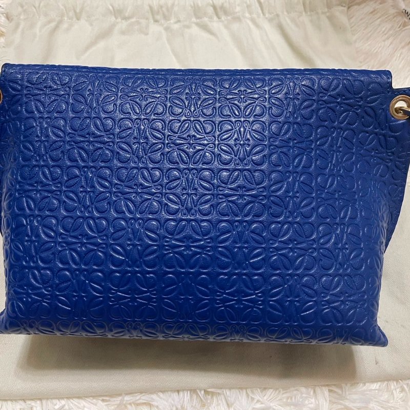 ❰LOEWE❱ Avenue 小牛皮雕花LOGO斜背/側背包(寶藍色)-4
