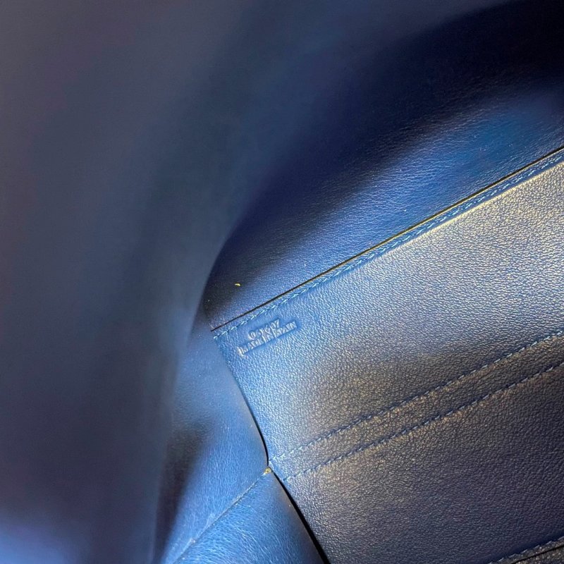 ❰LOEWE❱ Avenue 小牛皮雕花LOGO斜背/側背包(寶藍色)-6