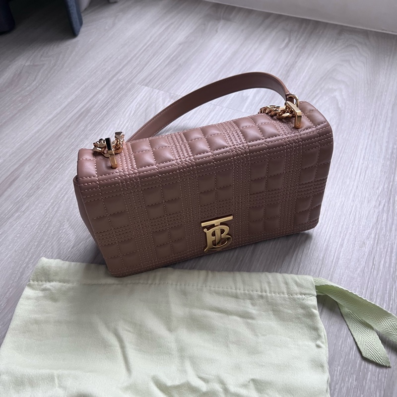 Burberry TB LoLa包 裸色 奶茶色 歐美色系非常好看❤️ 原價78000 買了只有使用一次 拍拍照 近全新9.5新  尺寸23/5/13 長夾手機可入 超好用 有防塵套  保真割愛❤️❤️❤️❤️🖤🖤🖤🖤-8