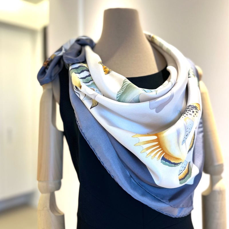 Salvatore Ferragamo 珍珠白熱帶魚方絲巾,90* 90 cm,全新-1