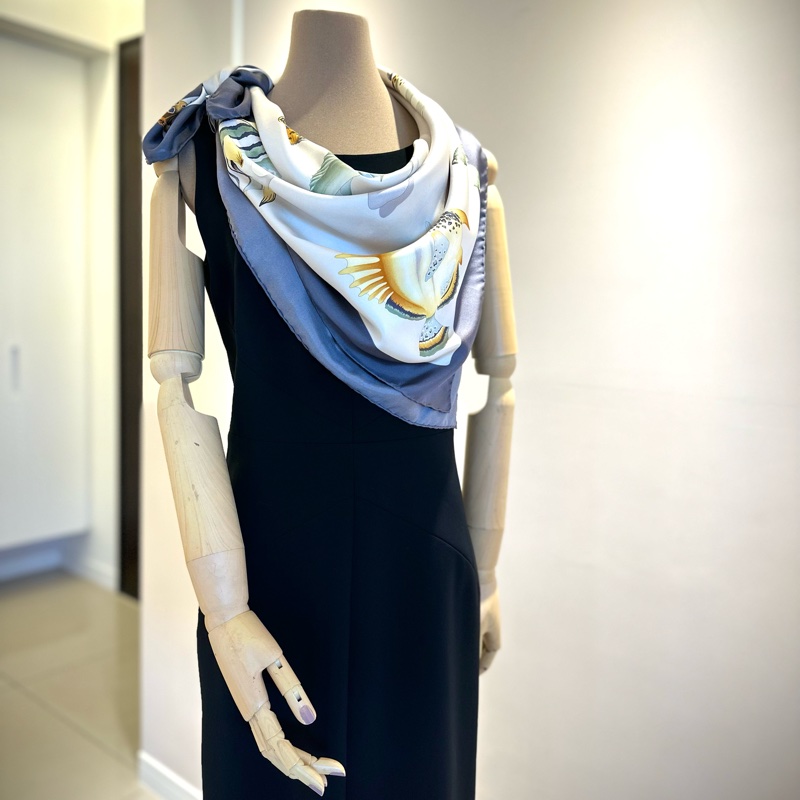 Salvatore Ferragamo 珍珠白熱帶魚方絲巾,90* 90 cm,全新-2