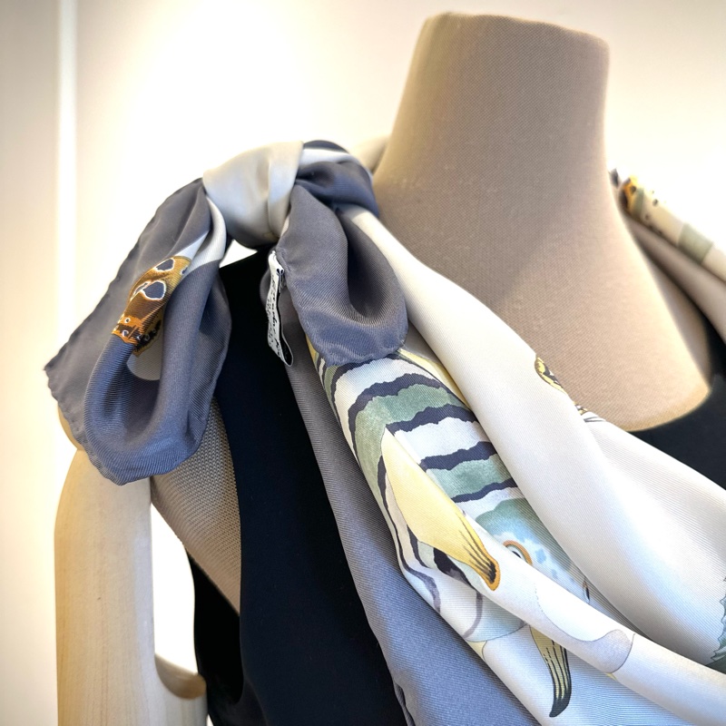 Salvatore Ferragamo 珍珠白熱帶魚方絲巾,90* 90 cm,全新-3