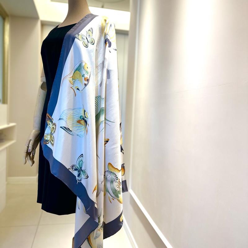 Salvatore Ferragamo 珍珠白熱帶魚方絲巾,90* 90 cm,全新-4