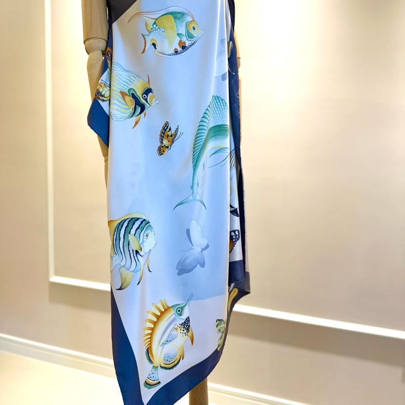 Salvatore Ferragamo 珍珠白熱帶魚方絲巾,90* 90 cm,全新-5