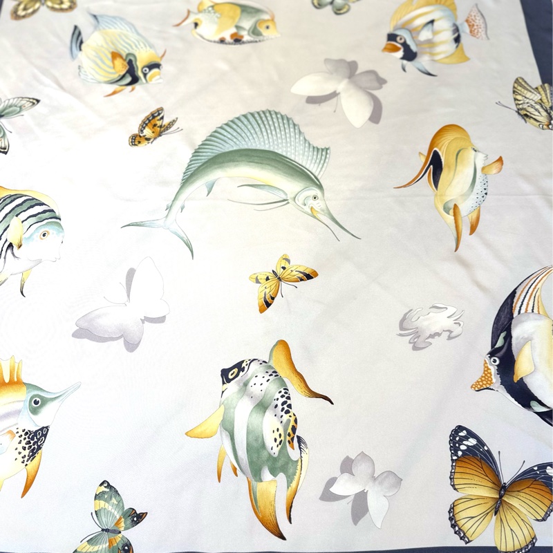 Salvatore Ferragamo 珍珠白熱帶魚方絲巾,90* 90 cm,全新-6