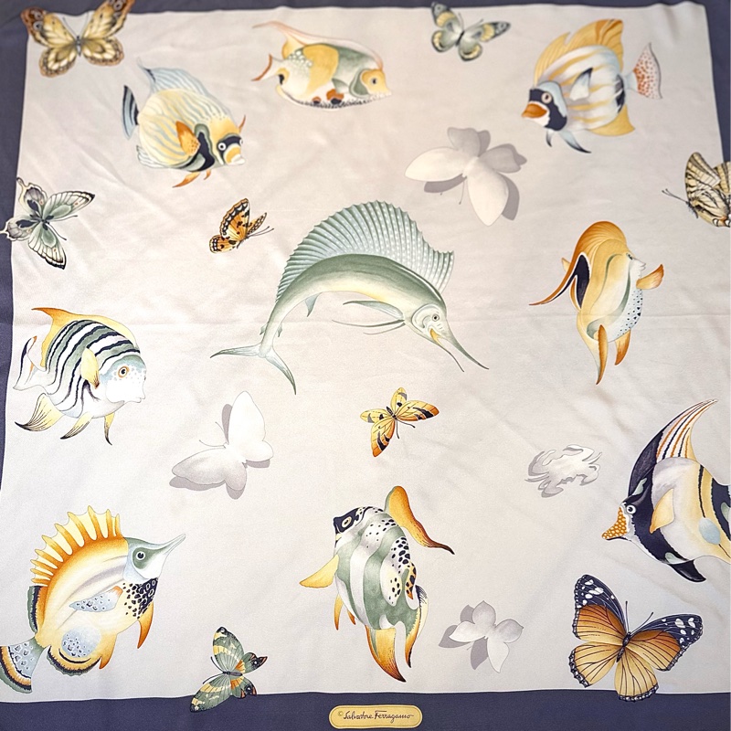 Salvatore Ferragamo 珍珠白熱帶魚方絲巾,90* 90 cm,全新-7
