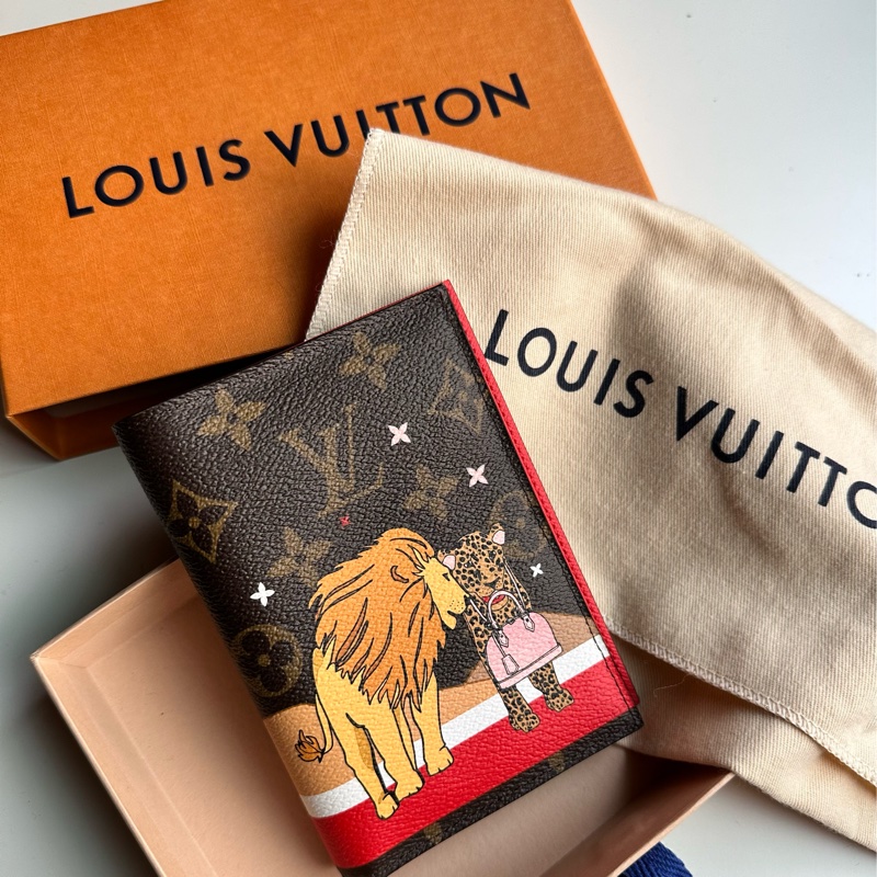 Louis Vuitton M63486 聖誕節限量 獅子與豹的戀愛 四卡護照夾-0
