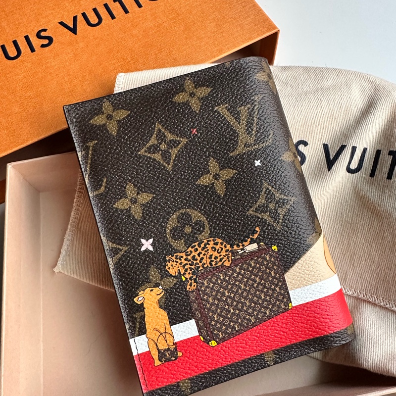 Louis Vuitton M63486 聖誕節限量 獅子與豹的戀愛 四卡護照夾-1