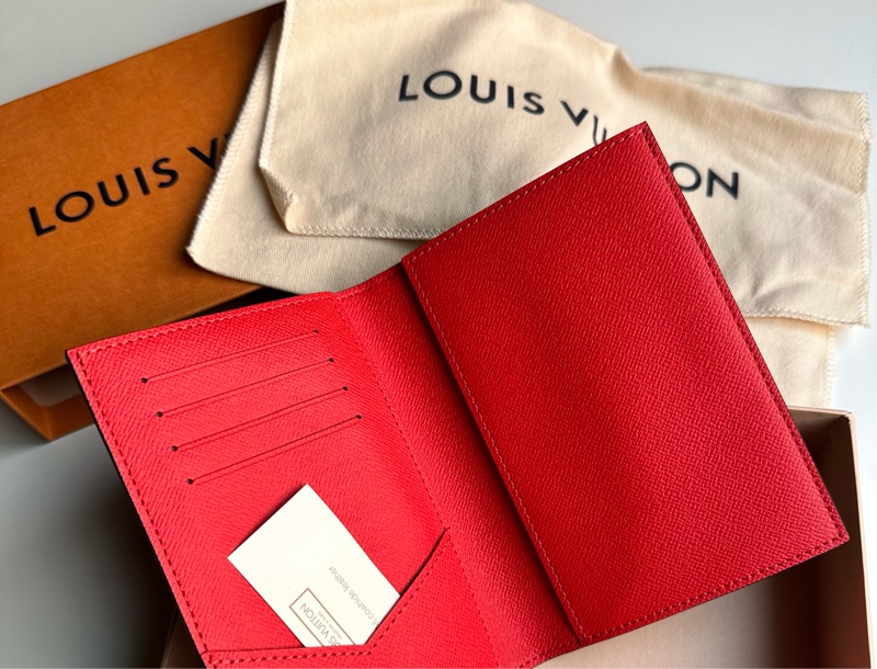 Louis Vuitton M63486 聖誕節限量 獅子與豹的戀愛 四卡護照夾-3