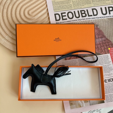 HERMÈS 全黑 小馬吊飾 PM