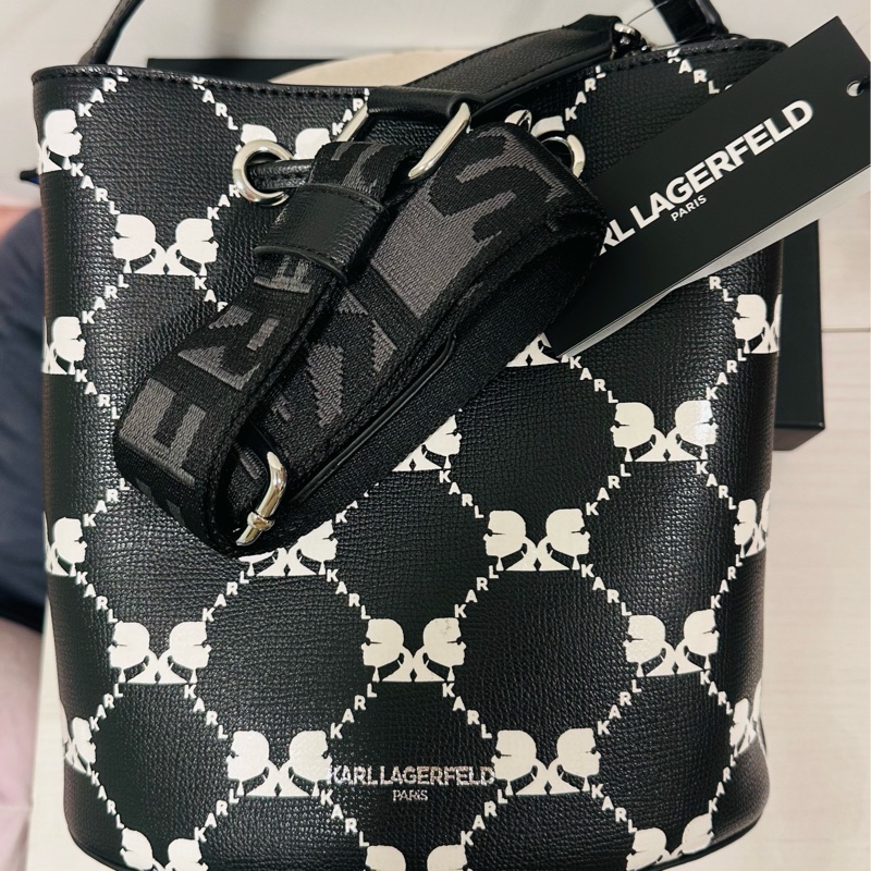 (專櫃款)KARL LAGERFELD 卡爾黑色水桶包-3