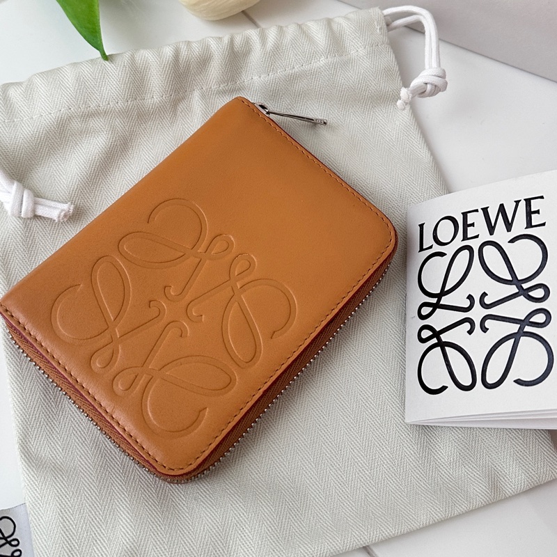 LOEWE Anagram 立體壓紋滑面小牛皮ㄇ型拉鍊皮夾-0