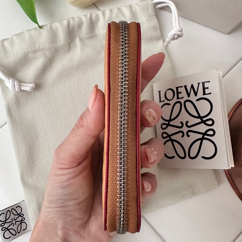 LOEWE Anagram 立體壓紋滑面小牛皮ㄇ型拉鍊皮夾-4