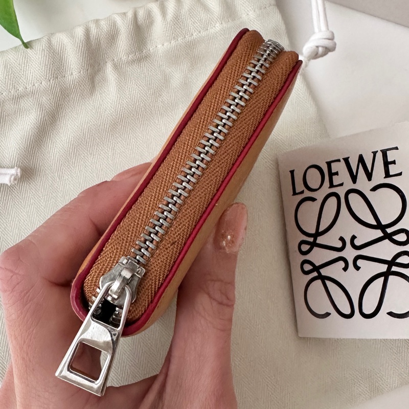 LOEWE Anagram 立體壓紋滑面小牛皮ㄇ型拉鍊皮夾-6