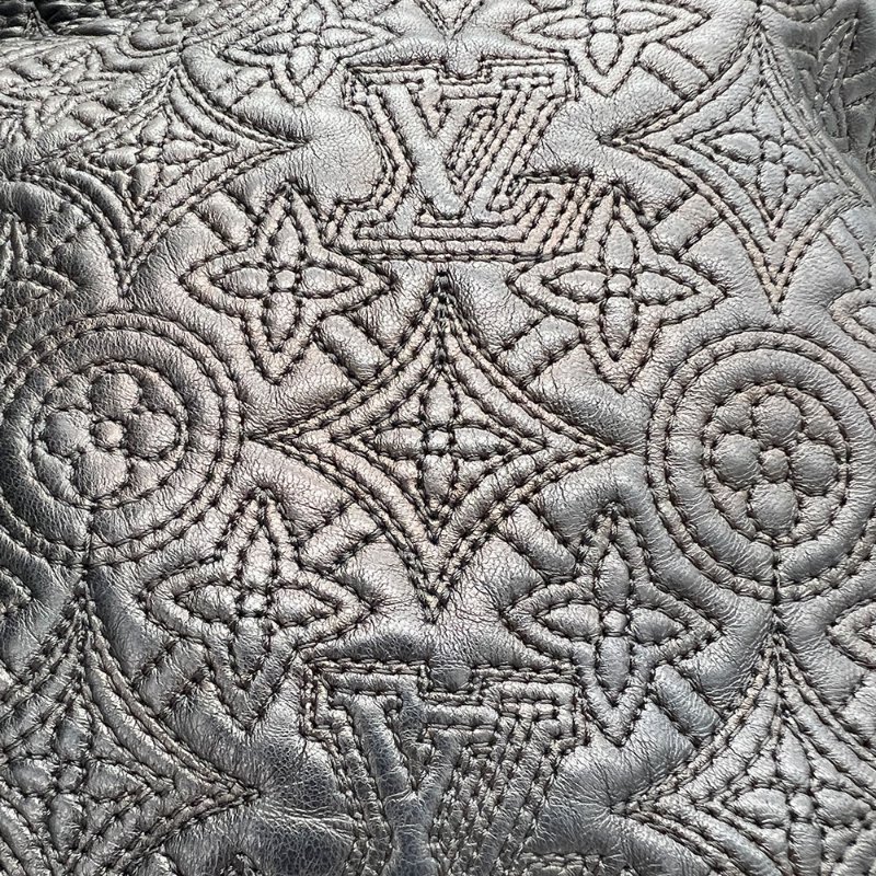 【LV】小羊皮黑色刺繡肩背包-8