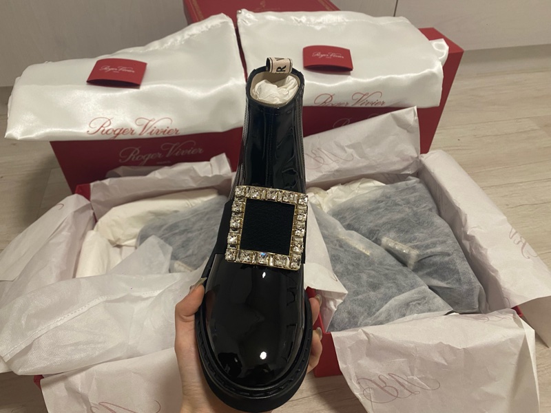 限時特價4萬2 正品全新Roger Vivier Viv Rangers經典鑽釦漆皮踝靴-1