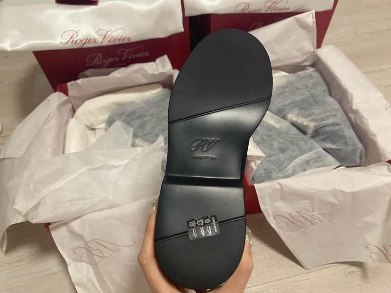 限時特價4萬2 正品全新Roger Vivier Viv Rangers經典鑽釦漆皮踝靴-2