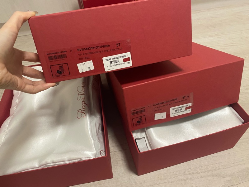 限時特價4萬2 正品全新Roger Vivier Viv Rangers經典鑽釦漆皮踝靴-4