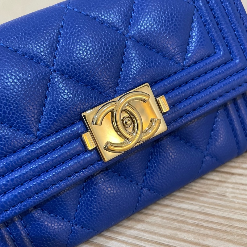 Chanel A80603 閃電藍荔枝皮金釦Boy口蓋卡片夾-7