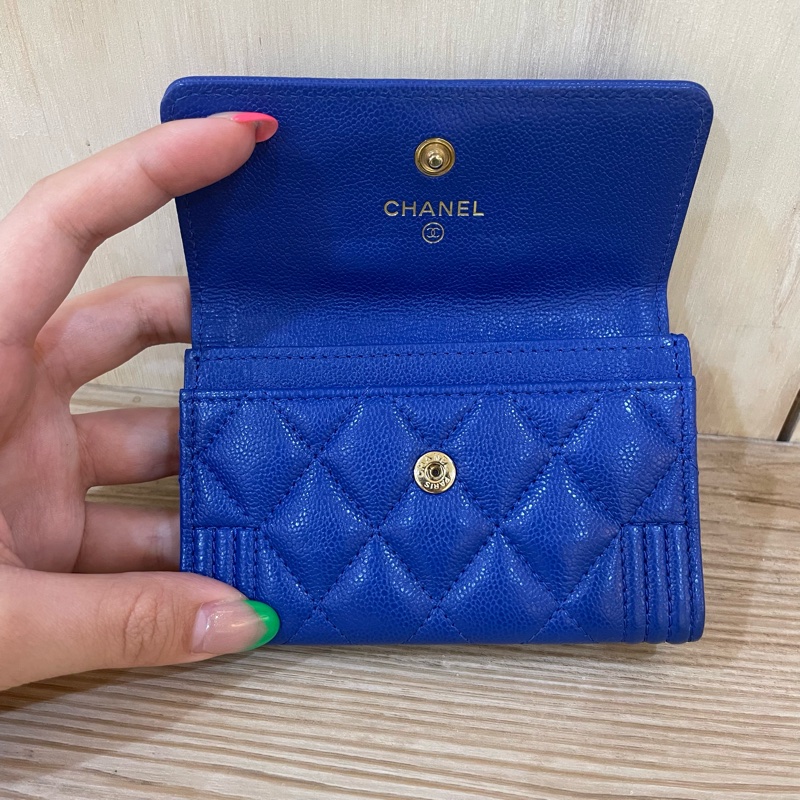 Chanel A80603 閃電藍荔枝皮金釦Boy口蓋卡片夾-8