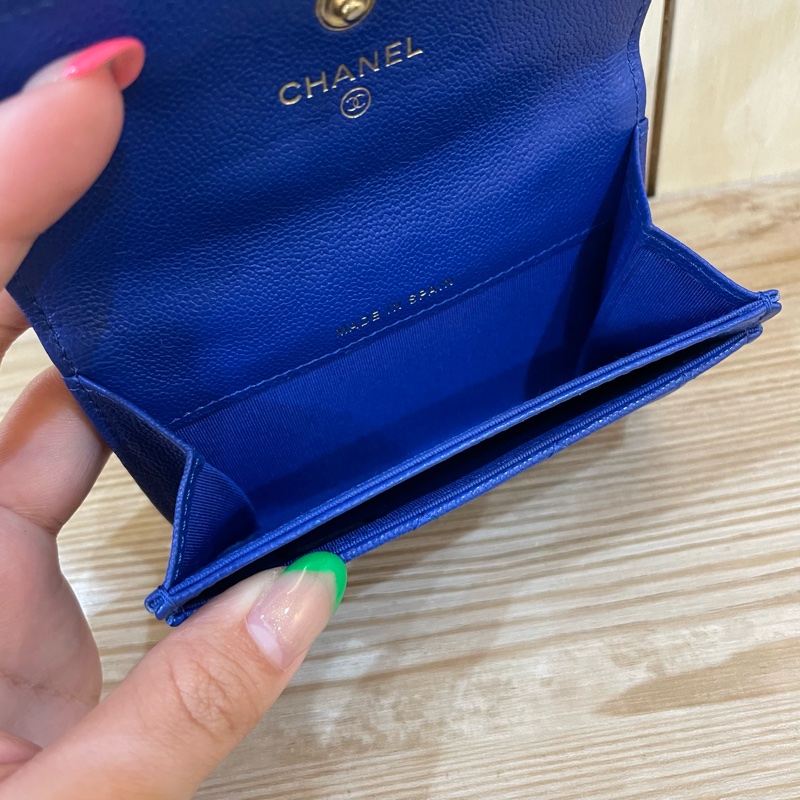 Chanel A80603 閃電藍荔枝皮金釦Boy口蓋卡片夾-9