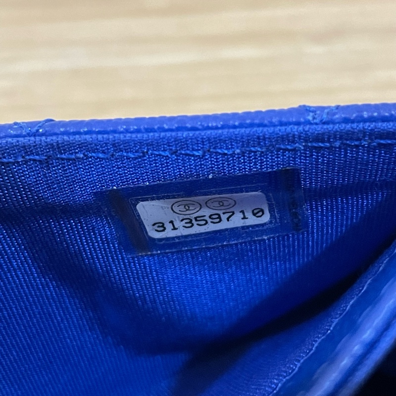 Chanel A80603 閃電藍荔枝皮金釦Boy口蓋卡片夾-10