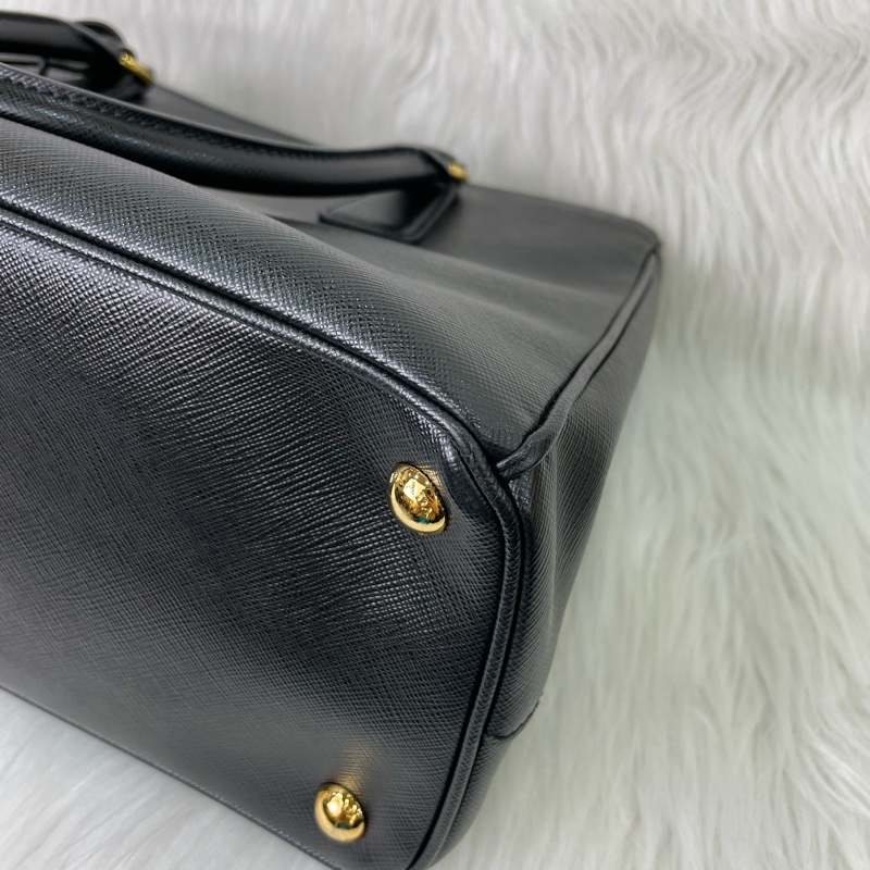 Prada BN1801黑金防刮牛皮Saffiano殺手包小號-6