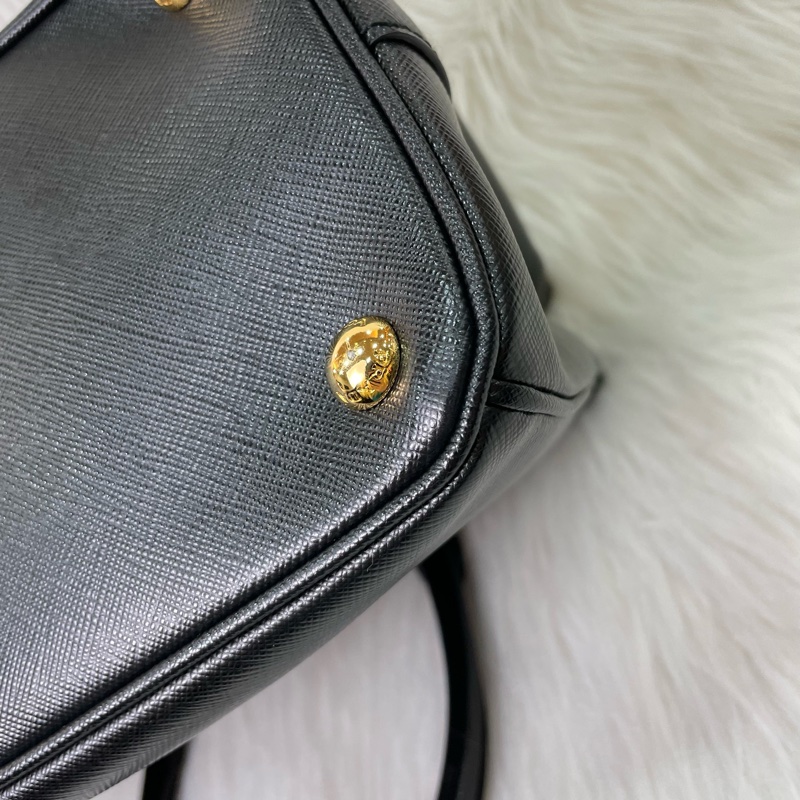 Prada BN1801黑金防刮牛皮Saffiano殺手包小號-7