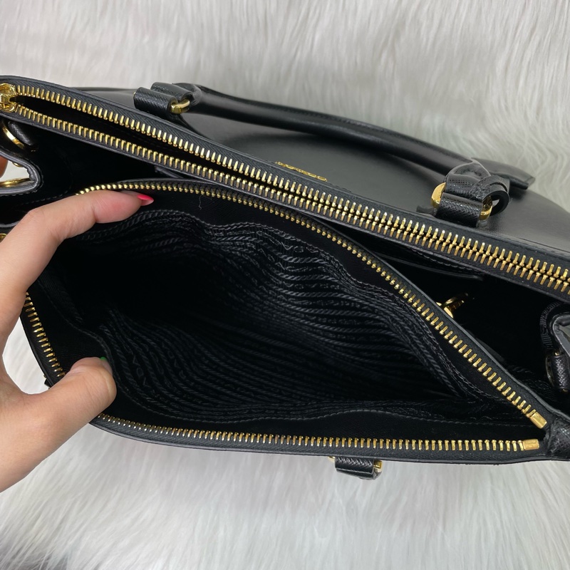 Prada BN1801黑金防刮牛皮Saffiano殺手包小號-11