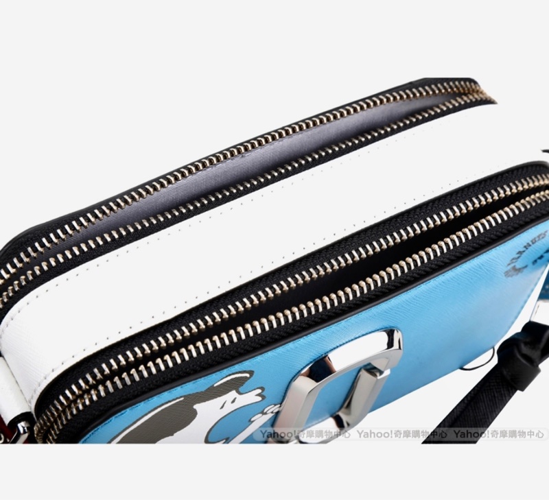 MARC JACOBS Peanuts 聯名款 露西防刮皮斜背相機包(藍色)-1