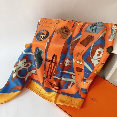 HERMÈS 圖騰方形絲巾 90公分