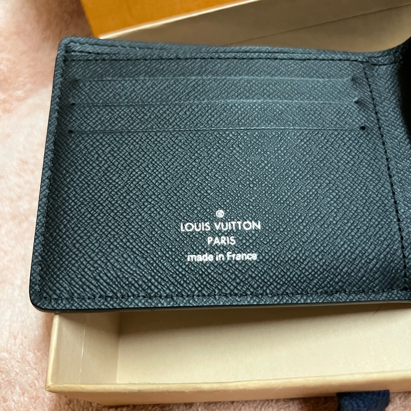 出售： LV M60662 經典EPI水波紋MULTIPLE三卡交叉短夾-2