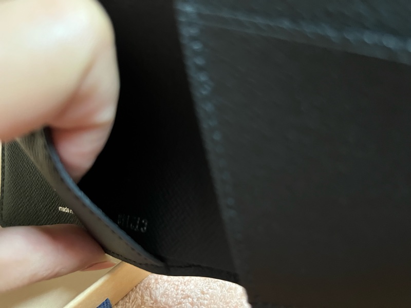 出售： LV M60662 經典EPI水波紋MULTIPLE三卡交叉短夾-3