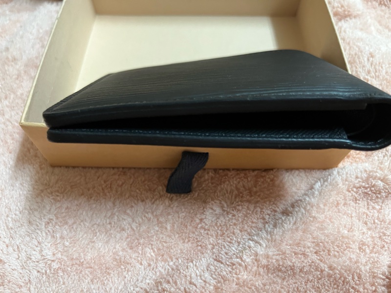 出售： LV M60662 經典EPI水波紋MULTIPLE三卡交叉短夾-5