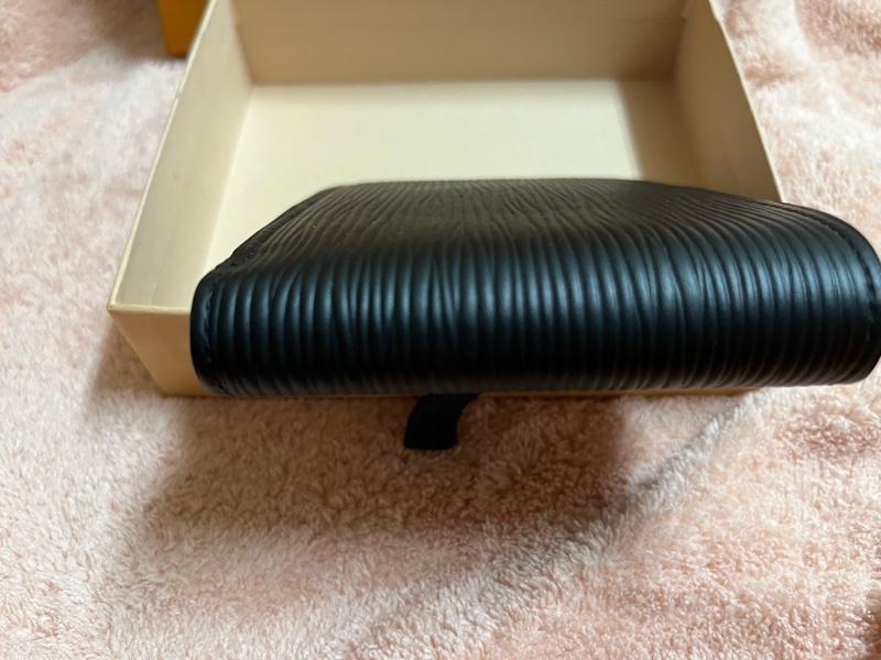 出售： LV M60662 經典EPI水波紋MULTIPLE三卡交叉短夾-6
