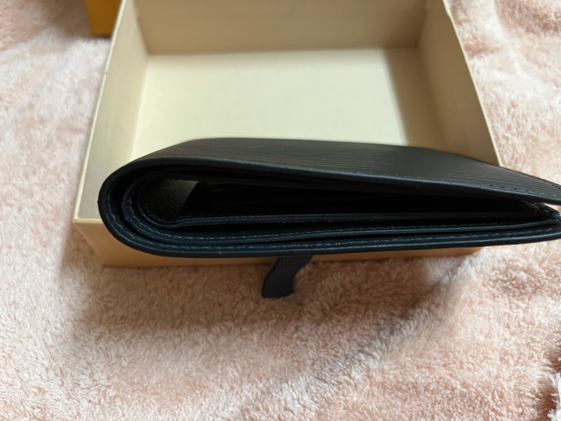 出售： LV M60662 經典EPI水波紋MULTIPLE三卡交叉短夾-7