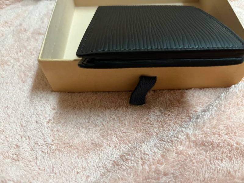 出售： LV M60662 經典EPI水波紋MULTIPLE三卡交叉短夾-8