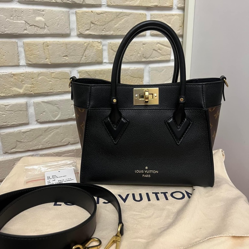 (保證真品)全新LV - 最新款耐用實用托特包（On My Side PM）~直匯89999-2