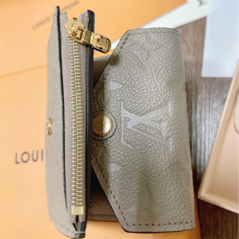 限定買家下單［全新］ LV zoe 奶茶色 （斑鳩灰色） 全牛皮 短夾 海外限定販售色-6