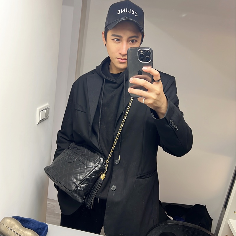 收藏 Chanel老香 流蘇 金鍊 斜背包 相機包🖤🤍 拉鍊有一串流蘇拉鍊金球 復古時髦 超好看非常實用 這個尺寸少有 內有原廠雷標 正常使用包況滿好的 尺寸27x20x7cm 割愛48800🤍🤍-2