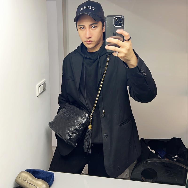 收藏 Chanel老香 流蘇 金鍊 斜背包 相機包🖤🤍 拉鍊有一串流蘇拉鍊金球 復古時髦 超好看非常實用 這個尺寸少有 內有原廠雷標 正常使用包況滿好的 尺寸27x20x7cm 割愛48800🤍🤍-0