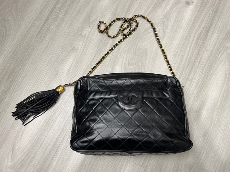 收藏 Chanel老香 流蘇 金鍊 斜背包 相機包🖤🤍 拉鍊有一串流蘇拉鍊金球 復古時髦 超好看非常實用 這個尺寸少有 內有原廠雷標 正常使用包況滿好的 尺寸27x20x7cm 割愛48800🤍🤍-3